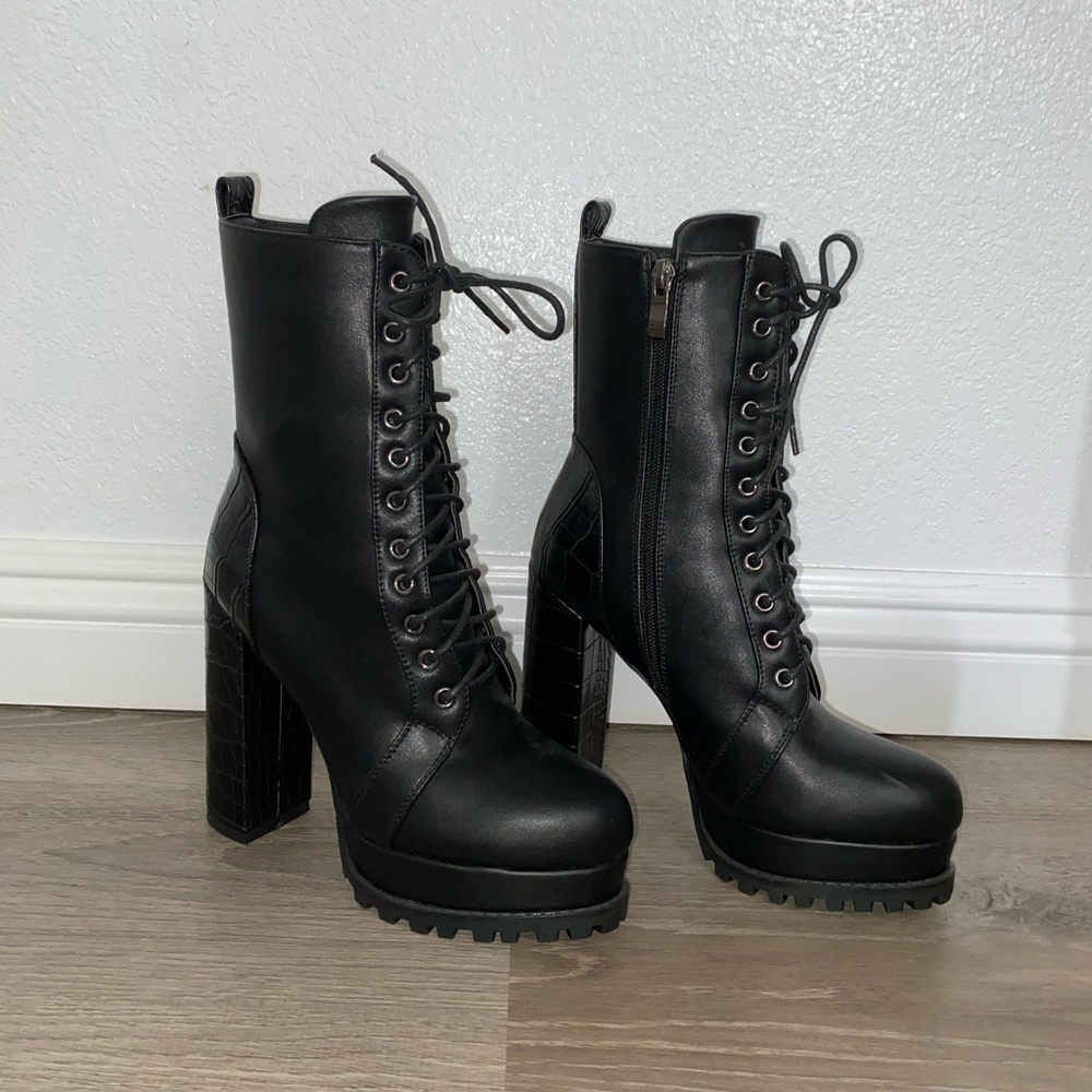 Simmi black boots size 5 but it could fit 5 1/2-6